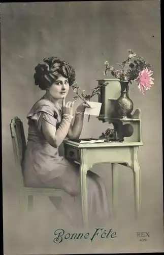 Ak Glückwunsch Geburtstag, Frau mit Brief, Blumenstrauß