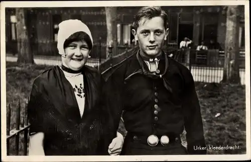 Ak Urk Flevoland Niederlande, Paar in Tracht