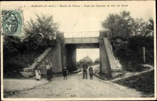 Ak Barlin Pas de Calais, Route de Noeux, nördliche Eisenbahnbrücke