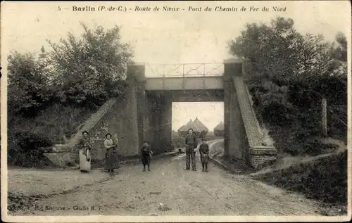 Ak Barlin Pas de Calais, Route de Noeux, nördliche Eisenbahnbrücke