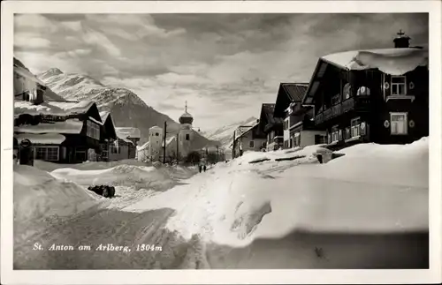 Ak Sankt Anton am Arlberg Tirol Österreich, Straßenpartie im Winter
