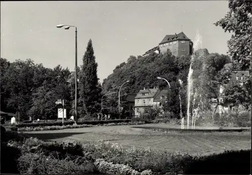 Foto Ak Greiz im Vogtland, Schloss, Springbrunnen