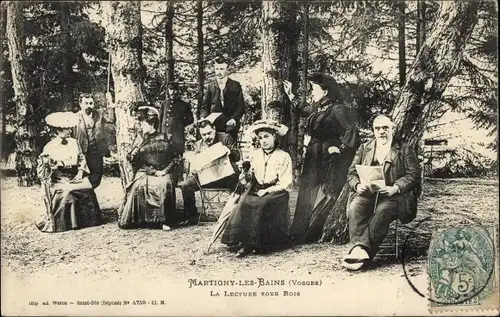 Ak Martigny les Bains Lothringen Vosges, La Lecture sous Bois