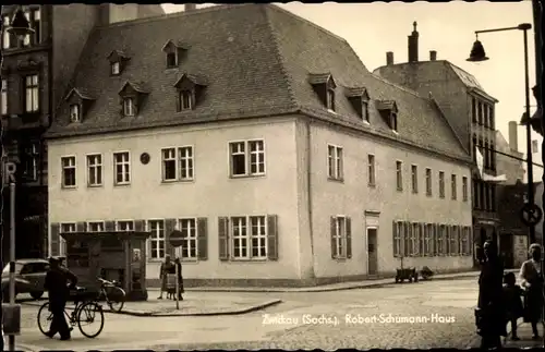 Ak Zwickau in Sachsen, Robert-Schumann-Haus, Mann mit Frahrrad