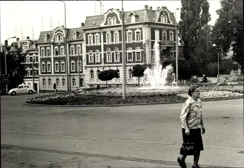 Foto Ak Eisenberg in Thüringen, Straßenpartie, Frau