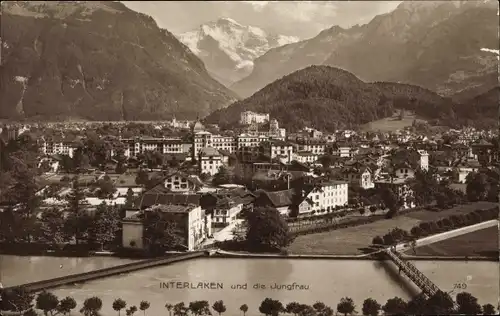 Ak Interlaken Kt. Bern Schweiz, Panorama vom Ort und Jungfrau