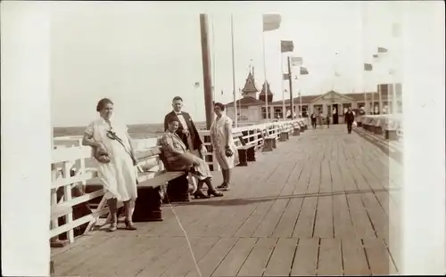 Foto Ak Ostseebad Ahlbeck Heringsdorf auf Usedom, Seebrücke