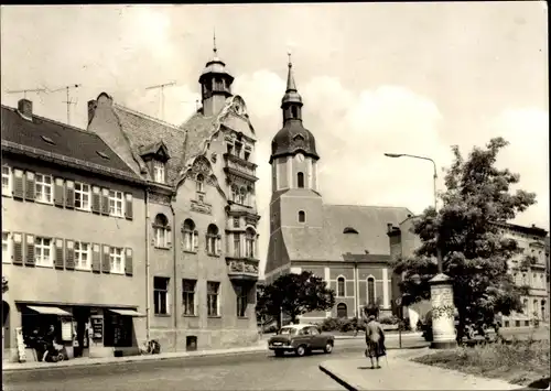 Ak Taucha in Nordsachsen, Eilenburger Straße, Kirche, Litfaßsäule, Passanten