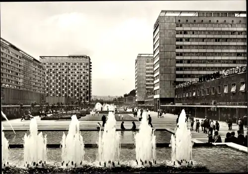 Ak Dresden Altstadt, Interhotels Prager Straße, Springbrunnen, Wasserspiel, Passanten