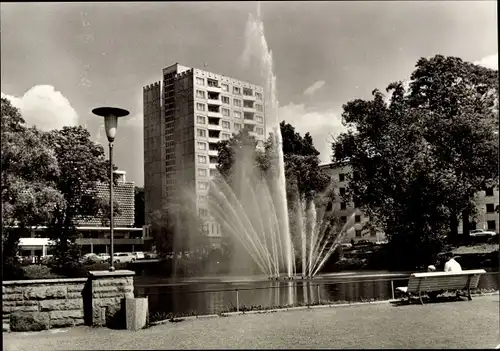 Ak Suhl in Thüringen, Ernst Thälmann Platz, Teich mit Fontaine