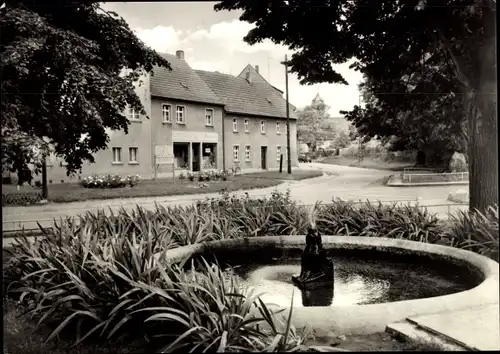 Ak Klostermansfeld in Sachsen Anhalt, Springbrunnen an der Clara-Zetkin-Straße