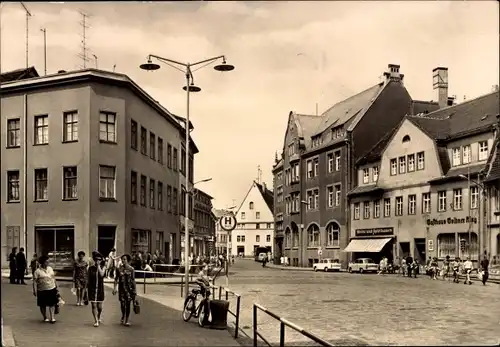Ak Lutherstadt Eisleben, Am August-Bebel-Platz, Passanten, Gasthaus