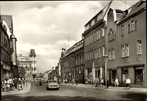 Ak Bernburg an der Saale, Ernst-Thälmann-Straße, Passanten, Geschäfte, Auto