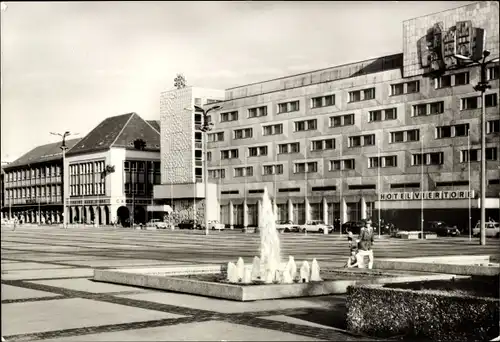Ak Neubrandenburg in Mecklenburg, Hotel Vier Tore am Karl-Marx-Platz, Springbrunnen, Wasserspiel