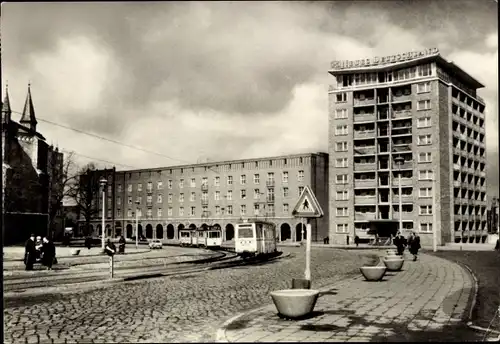 Ak Rostock, Hochhaus am Ernst Thälmann Platz, Straßenbahn