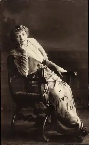 Foto Ak Schauspielerin Rita Helios, Portrait auf Stuhl sitzend, Autogramm