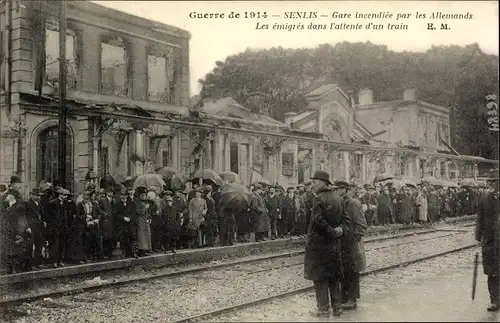 Ak Senlis-Oise, Bahnhof von den Deutschen in Brand gesteckt