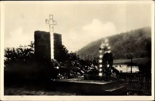 Ak Javoříčko Luká Region Olmütz, Denkmal für ermordete Männer, II WK