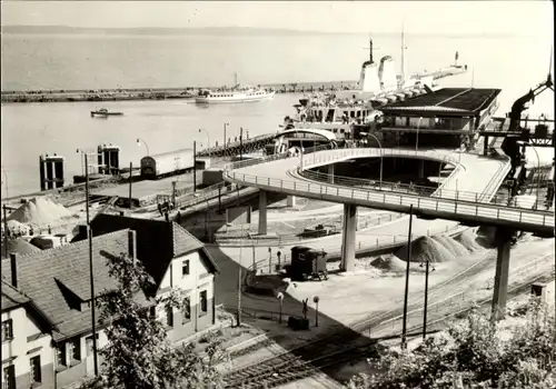 Ak Sassnitz auf Rügen, Fährbahnhof, Vogelschau