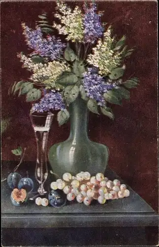 Künstler Ak Stillleben mit Flieder in einer Vase, Weintrauben, Pflaumen