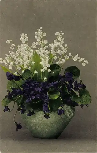 Ak Blumenstillleben, Blumenvase mit Maiglöckchen und Veilchen