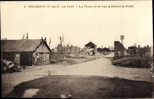 Ak Bucquoy Pas de Calais, Der Platz und die Rue d&#39;Achiet le Petit im Jahr 1919