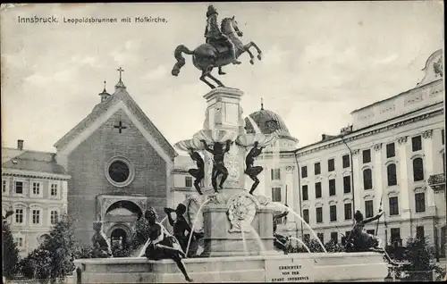 Ak Innsbruck in Tirol, Leopoldsbrunnen mit Hofkirche, Brunnen
