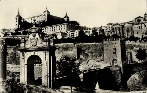 Ak Toledo Kastilien La Mancha Spanien, Puente de Alcántara, Alcázar