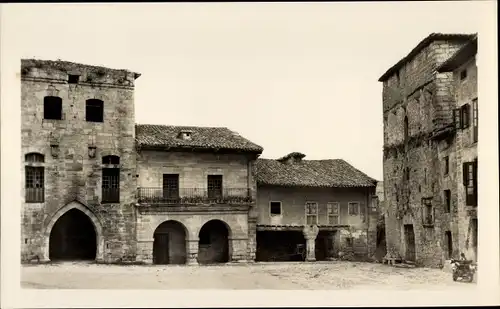 Ak Santillana del Mar Kantabrien, Plaza de Isabel II, Casa Borja, Infanta Paz