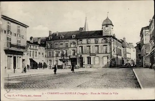 Ak Charmes sur Moselle Vosges, Place de l'Hotel de Ville, Brunnen, Platz