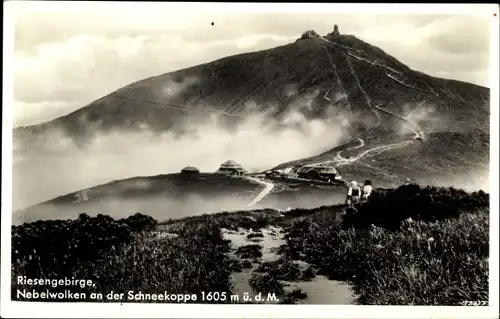 Ak Karpacz Krummhübel Schlesien, Dom Śląski, Schlesierhaus, Nebelwolken an der Schneekoppe