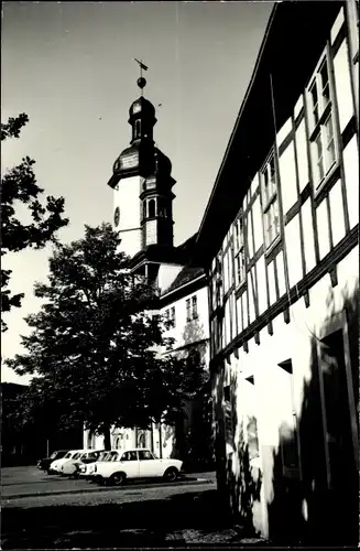 Foto Ak Eisenberg in Thüringen, Fachwerkhaus, Gebäude mit Turm, Fahrzeuge