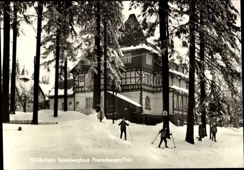 Ak Friedrichroda im Thüringer Wald, FDGB Heim Spießberghaus, Winteransicht, Skifahrer