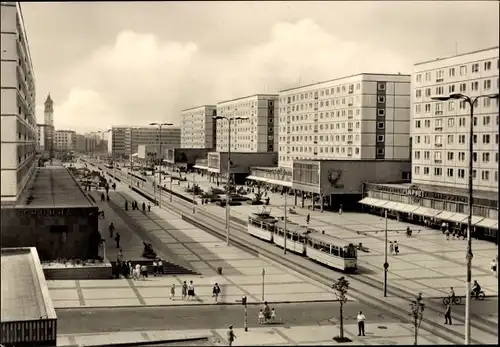 Ak Magdeburg an der Elbe, Karl-Marx-Straße, Straßenbahn, Hochhäuser, Passanten