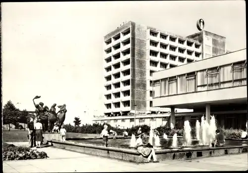 Ak Hansestadt Rostock, Interhotel Warnow, Springbrunnen, Wasserspiel, Denkmal