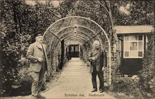 Ak Radbruch in Niedersachsen, Schäfer Ast, Karikaturist, Partie im Garten