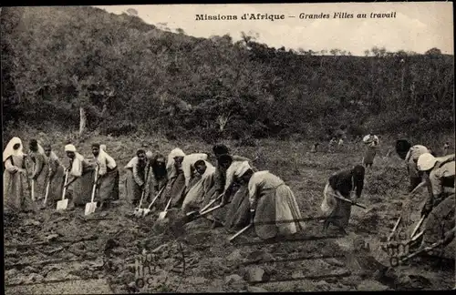 Ak Missions d&#39;Afrique, Große Mädchen bei der Arbeit