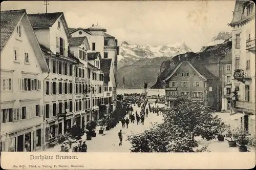 Ak Brunnen Kt Schwyz, Dorfplatz, Winteransicht