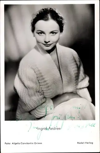 Ak Schauspielerin Ingrid Andree, Portrait im Sitzen, Strickjacke, Autogramm