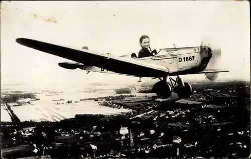 Foto Ak Mädchen in einem Flugzeug, Fotomontage