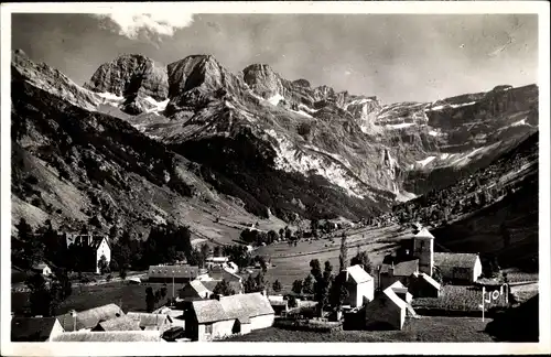 Ak Gavarnie Hautes Pyrénées, Cirque de Gavarnie, das Dorf und im Hintergrund; das Massiv von Marboré