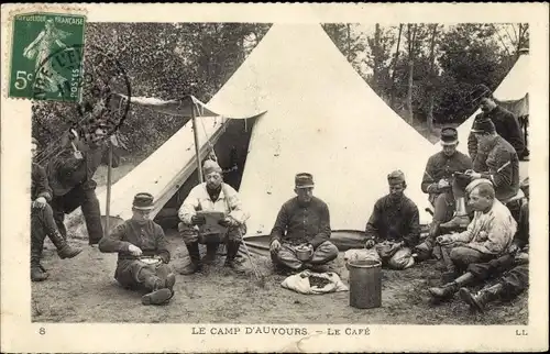 Ak Auvours Champagne Sarthe, das Café, Soldaten pause im Camp