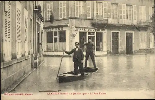 Postkarte Clamecy Nièvre, Überschwemmung 1910, Rue Thiers, Cafe de l&#39;Univers