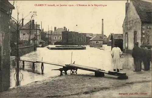 Postkarte Clamecy Nievre, Überschwemmung 1910, Avenue de la République