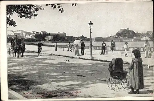 Ak Korfu Griechenland, Promenade Marine de Castrades, Straßenpartie, Kinderwagen