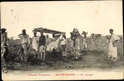 Ak Haute Guinee Guinea, En voyage, Convoi von Lastenträgern, Kolonist in Sänften