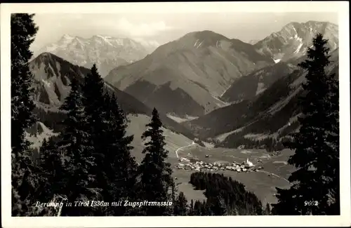 Ak Berwang in Tirol, Gesamtansicht mit Zugspitzmassiv