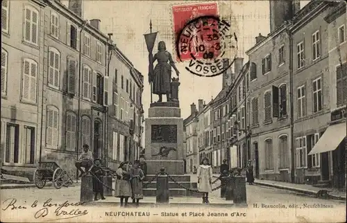 Ak Neufchâteau Lothringen Vosges, Statue et Place Jeanne d'Arc