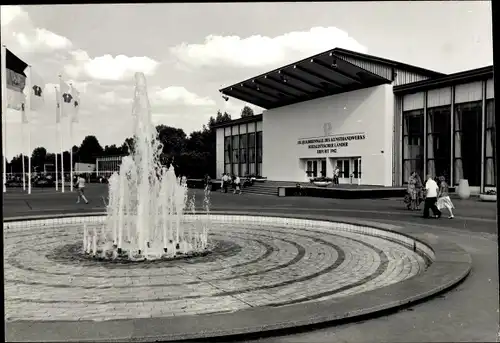 Foto Ak Erfurt, iga, Ausstellungshalle Kunsthandwerk, Springbrunnen, Wasserspiel, Passanten, Fahnen