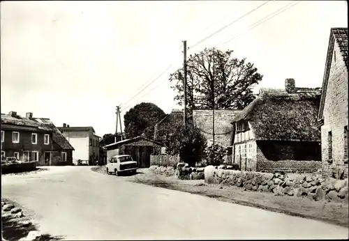 Ak Alt Reddevitz Middelhagen Mönchgut auf Rügen, Straßenpartie